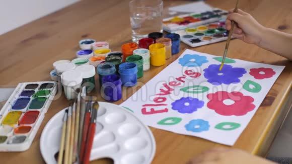 孩子的手画着五颜六色的花视频的预览图