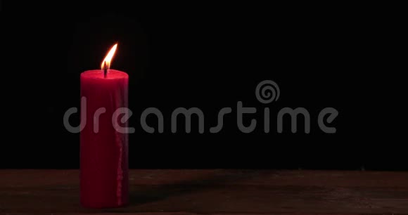 红烛在桌上闪耀着金光视频的预览图