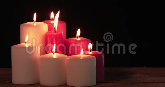 红白相间的圣诞蜡烛在桌子上燃烧视频的预览图