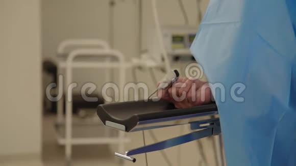 病人在手术中手视频的预览图