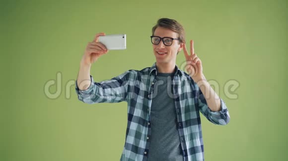 快乐男自拍自拍自拍与智能手机相机玩得开心的肖像视频的预览图