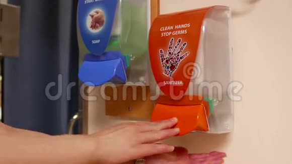 女性运动使用洗手液视频的预览图