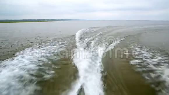 在湖边游弋的快艇后面的海浪视频的预览图