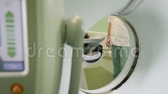 男性患者进入CT扫描仪的特写镜头医疗设备现代临床计算机断层扫描机视频的预览图