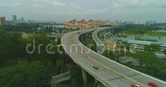 新加坡的公路运输交汇处视频的预览图