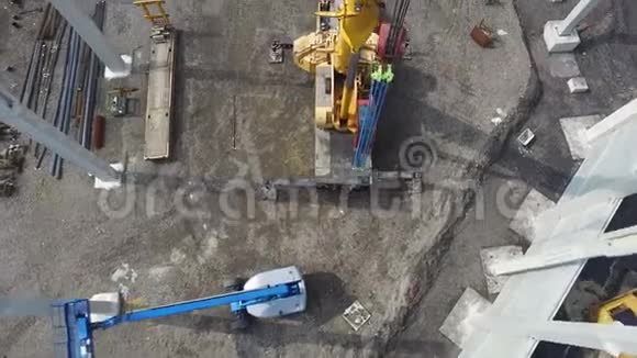 大型起重机在施工现场安装大型钢筋混凝土桩的鸟瞰图视频的预览图