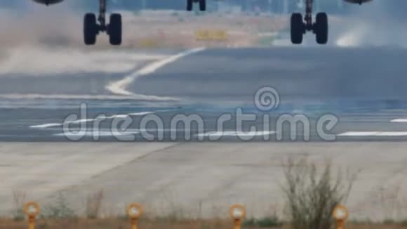 跑道喷气式飞机起落架的详细情况视频的预览图