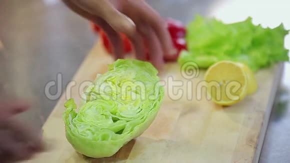 厨师打破新鲜脆冰山沙拉慢动作视频的预览图