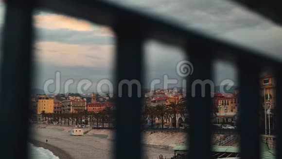 春天的早晨从酒店阳台拍摄的法国尼斯海滩日出视频的预览图