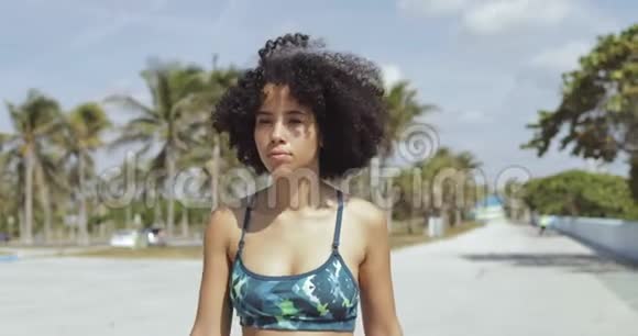 在大街上散步的放松的运动女孩视频的预览图