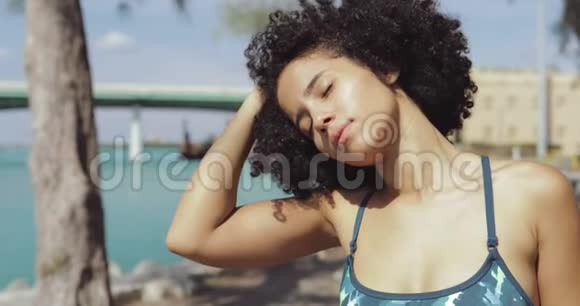 自信的黑人女孩在阳光下伸展双手视频的预览图