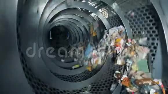 垃圾是在一台工业回收机里旋转的废物回收设备视频的预览图