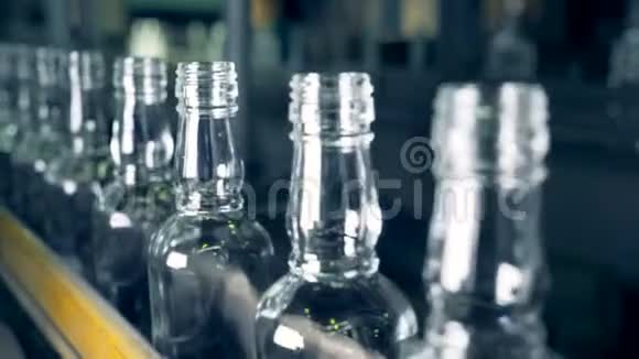 洗过的瓶子在流水线上关闭瓶子在一家特殊工厂的传送带上移动视频的预览图