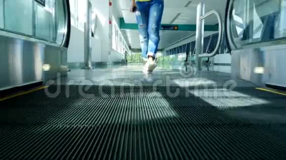 穿凉鞋的女人腿站在自动人行道上站在地铁地铁站的自动扶梯上视频的预览图