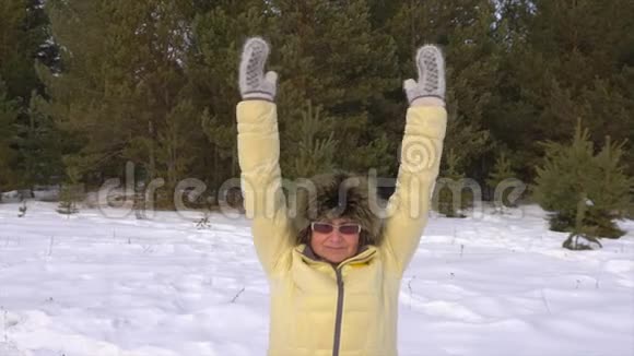 一个女人正在冬天的森林里做倾斜的运动健康的生活方式视频的预览图