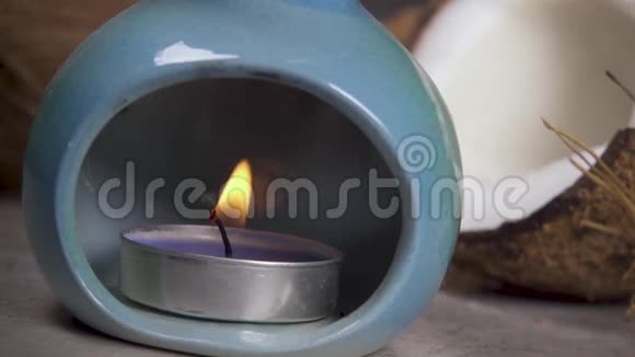 椰子背景上香气灯中的蜡烛视频的预览图