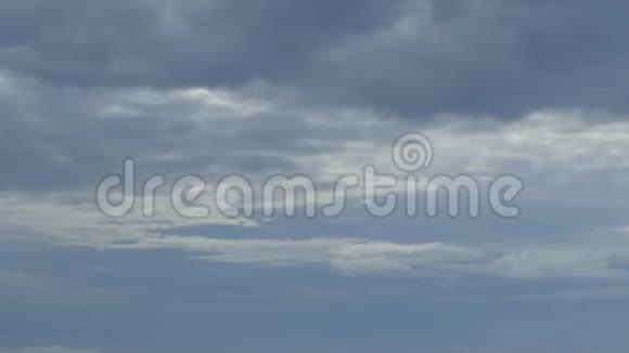近距离拍摄的云层移动视频的预览图