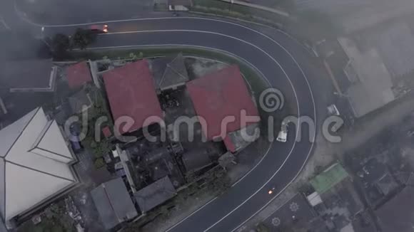 巴厘岛雾中之路无人驾驶飞机4K视频的预览图