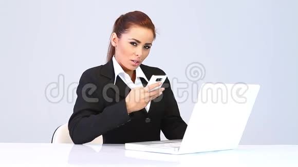 商务女性坐在办公桌前在打电话视频的预览图