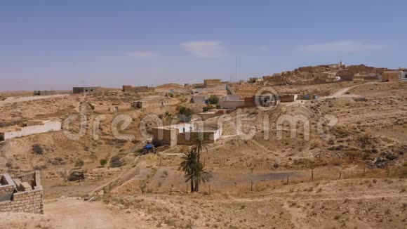 撒哈拉沙漠中的贝都因村庄全景野生沙漠中的柏柏尔村视频的预览图