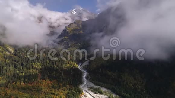 在佐治亚州的山谷云中飞越河流和森林视频的预览图