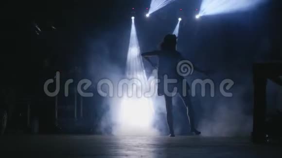 女人在黑暗中跳舞的剪影视频的预览图