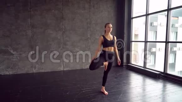 白人年轻女孩做瑜伽运动运动女性瑜伽训练年轻苗条的运动女孩牵手视频的预览图