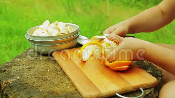 女用手拿刀将果皮中的鲜果橙清洗干净视频的预览图