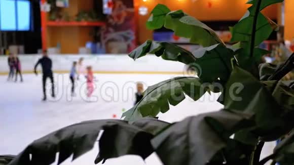 溜冰场人们在商场里一片模糊地滑冰视频的预览图