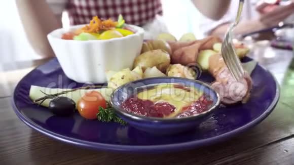 吃晚饭的女人烤香肠和土豆和蔬菜沙拉视频的预览图