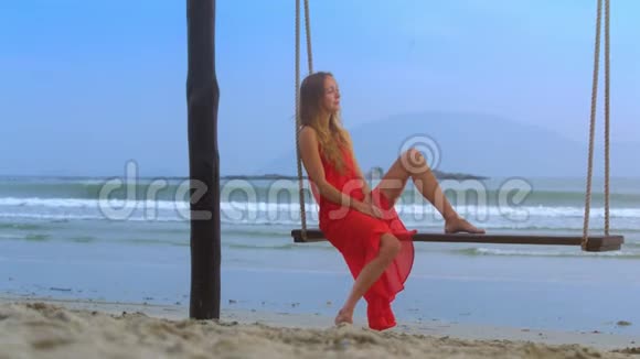 在海滩特写镜头中享受休息的乐趣视频的预览图