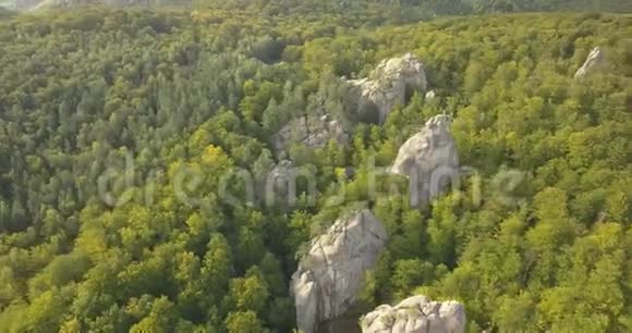 乌克兰喀尔巴阡山脉多夫布什岩石空顶景视频的预览图