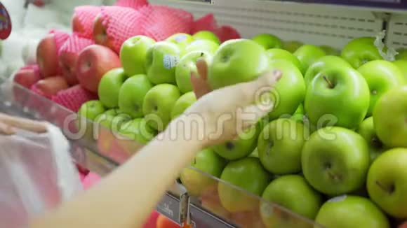 在超市买新鲜绿苹果的女人视频的预览图