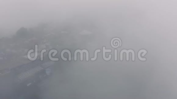 巴厘岛雾中之路无人驾驶飞机4K视频的预览图