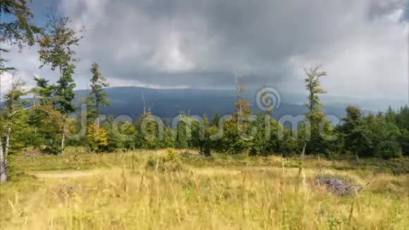 山景草地森林背景是群山和戏剧性的云景视频的预览图