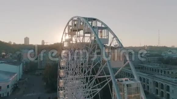 城市摩天轮的鸟瞰图视频的预览图