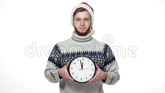 慢动作帅哥穿着毛衣拿着时钟显示时间相机视频的预览图