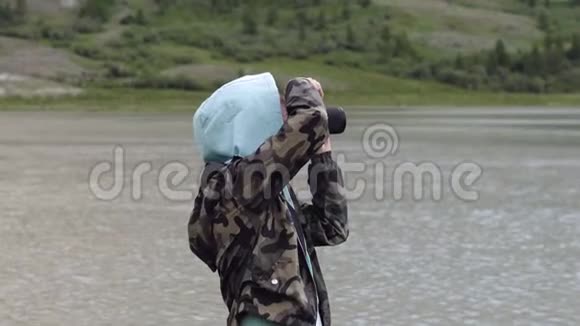 头罩里的女人靠山拍照旅程视频的预览图