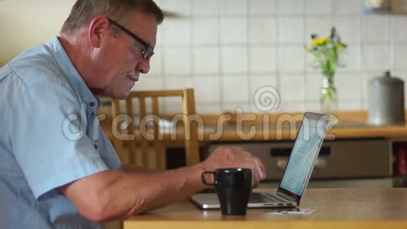 一个老年人使用笔记本电脑在社交网络中交流现代科技老人的日子一个男人视频的预览图
