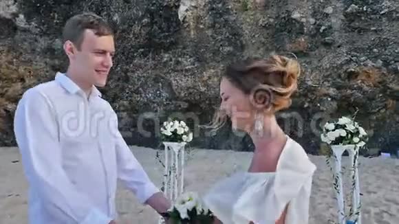 新娘手持婚纱和背景新郎的肖像视频的预览图