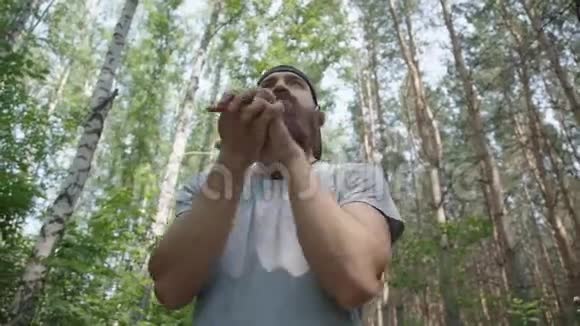 一个人独自做运动在森林里做运动视频的预览图