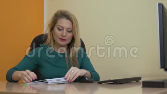 为客户或同事出示文件的成年商务女性视频的预览图