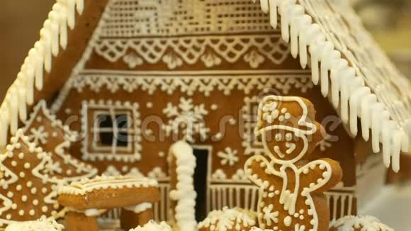 鹅卵石屋和小屋蛋糕漂亮树上有房子和雪人装饰着糖果白色的糖霜视频的预览图