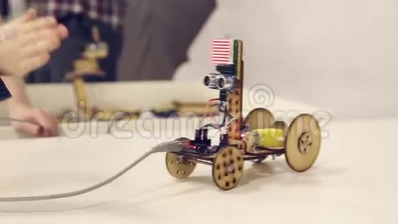 轮子上的木制机器人视频的预览图