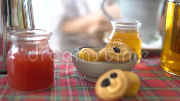 女人一边喝茶一边吃饼干闭上嘴茶壶蜂蜜果酱蛋糕视频的预览图