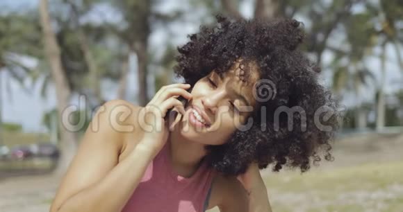 可爱的黑人女孩在阳光下打电话视频的预览图