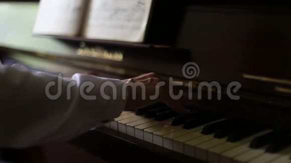 钢琴演奏视频的预览图