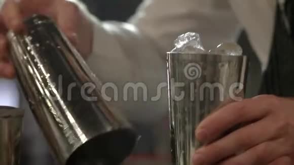 摇瓶里的冰块关上视频的预览图