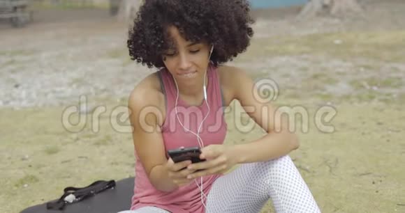坐在公园里的女人在网上说话视频的预览图