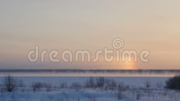 冬天的雾笼罩着太阳视频的预览图